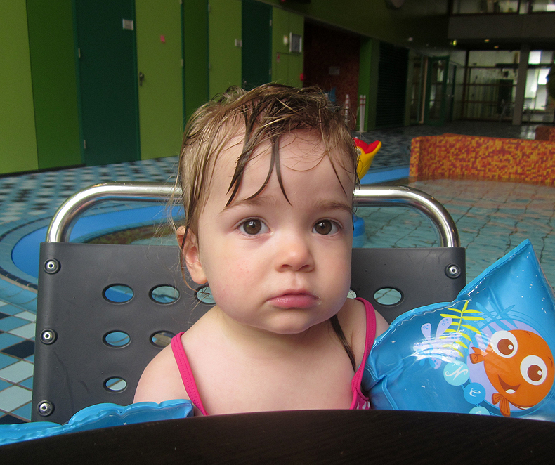 june302006Anarosagoingatthepool